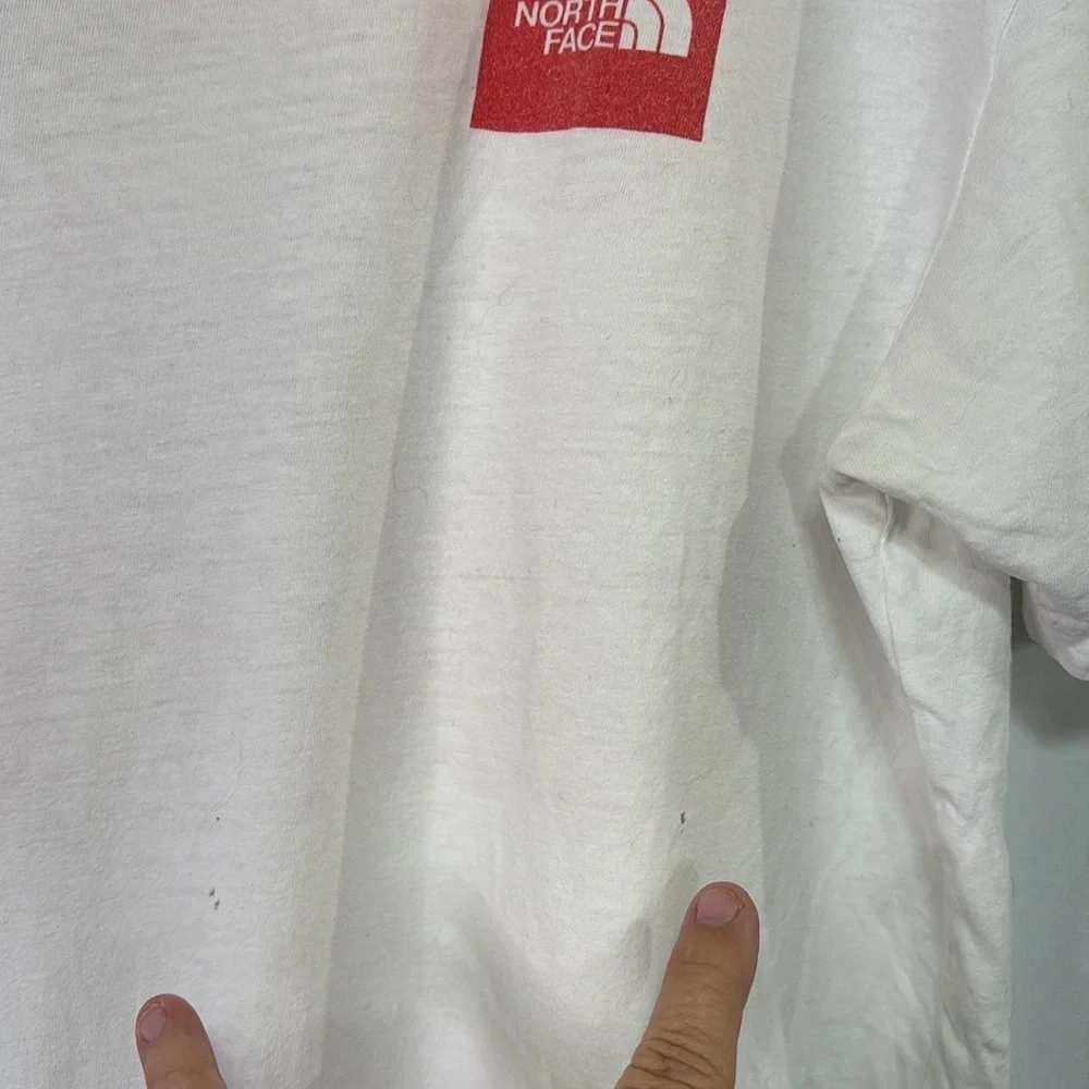 🍡 the north face white T-shirt with red black logo well worn